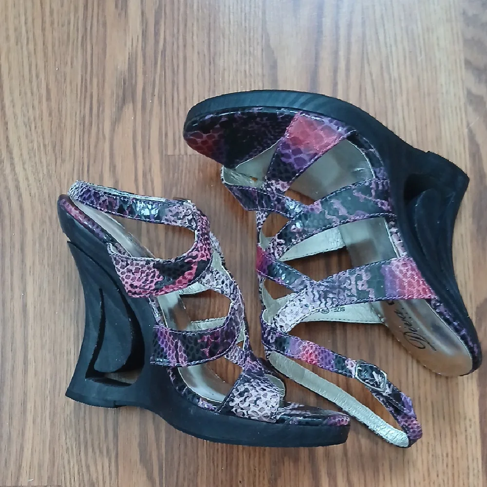 Women's Strappy‎ Sandals - Multicolor